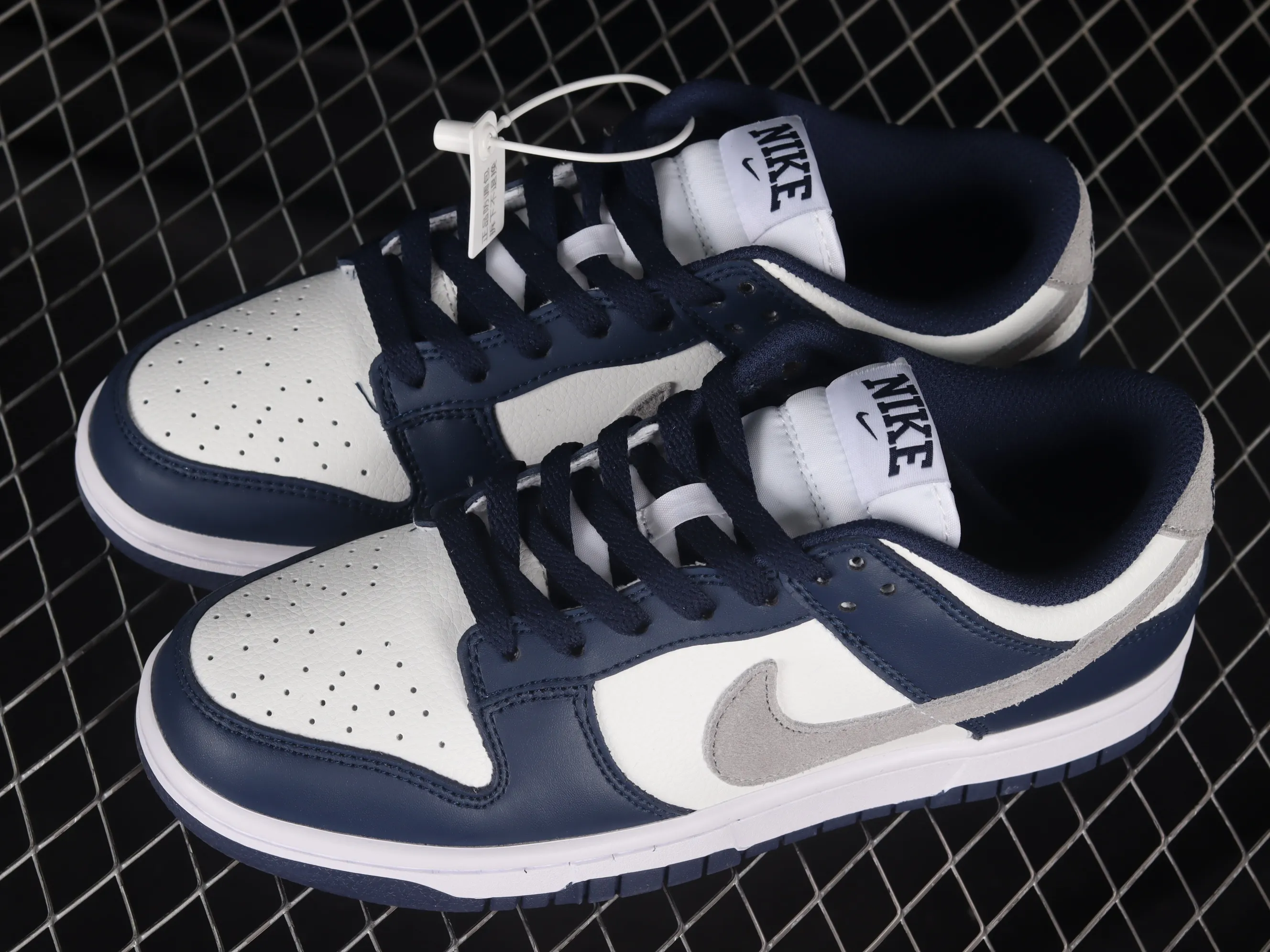 All categories Nk SB Dunk Series Nk SB Dunk Low low-top sneakers Cost-effective version Nk Dunk Low "Midnight Navy" blue and white SB low-top sports and leisure sneakers FO9749-400
